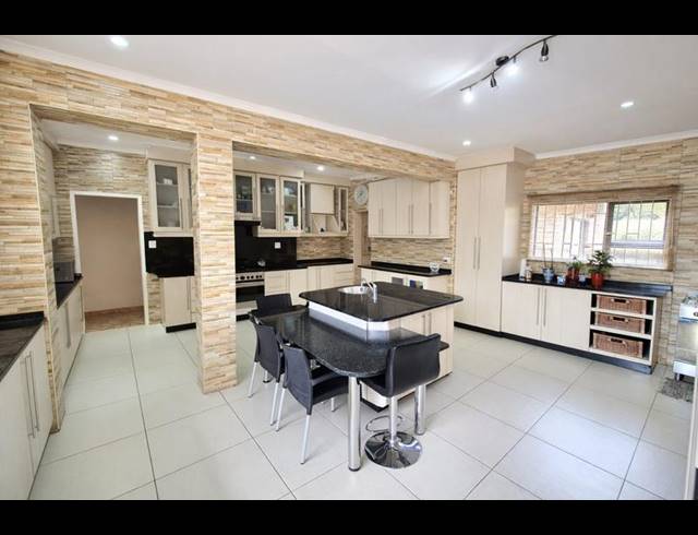 7 BEDROOM HOUSE FOR SALE IN HEUWELOORD